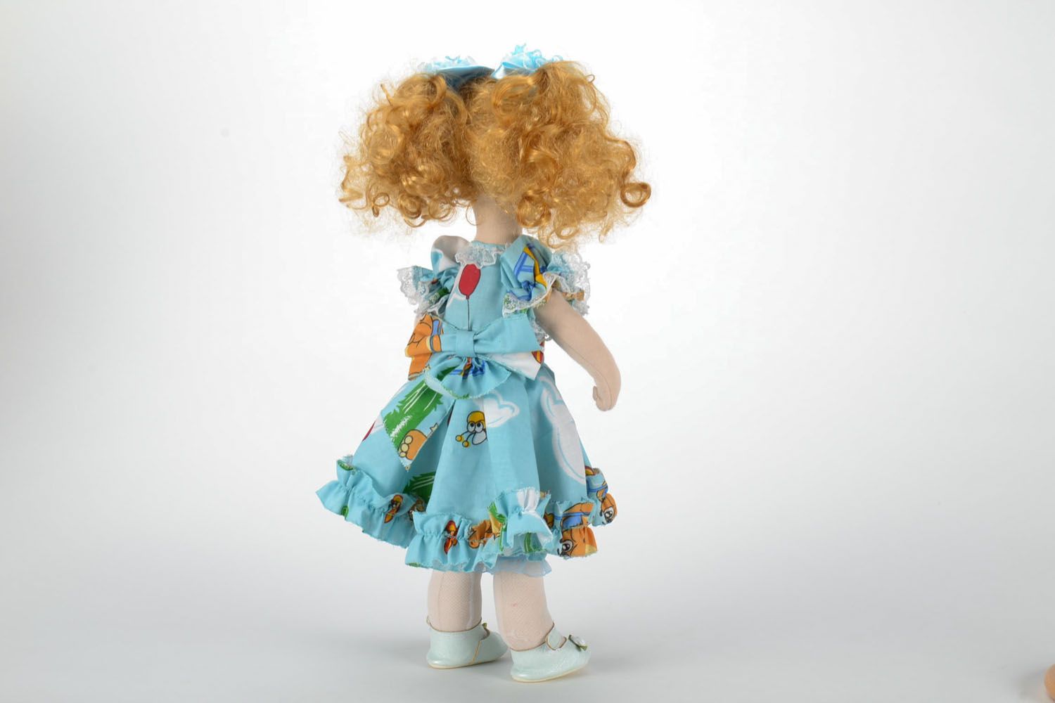 Künstlerische Puppe im blauen Kleid foto 4
