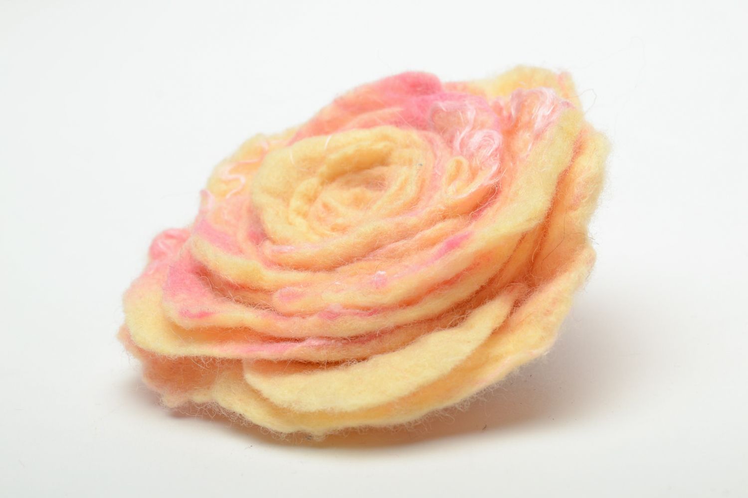 Broche en laine feutrée fleur pastel faite main photo 4