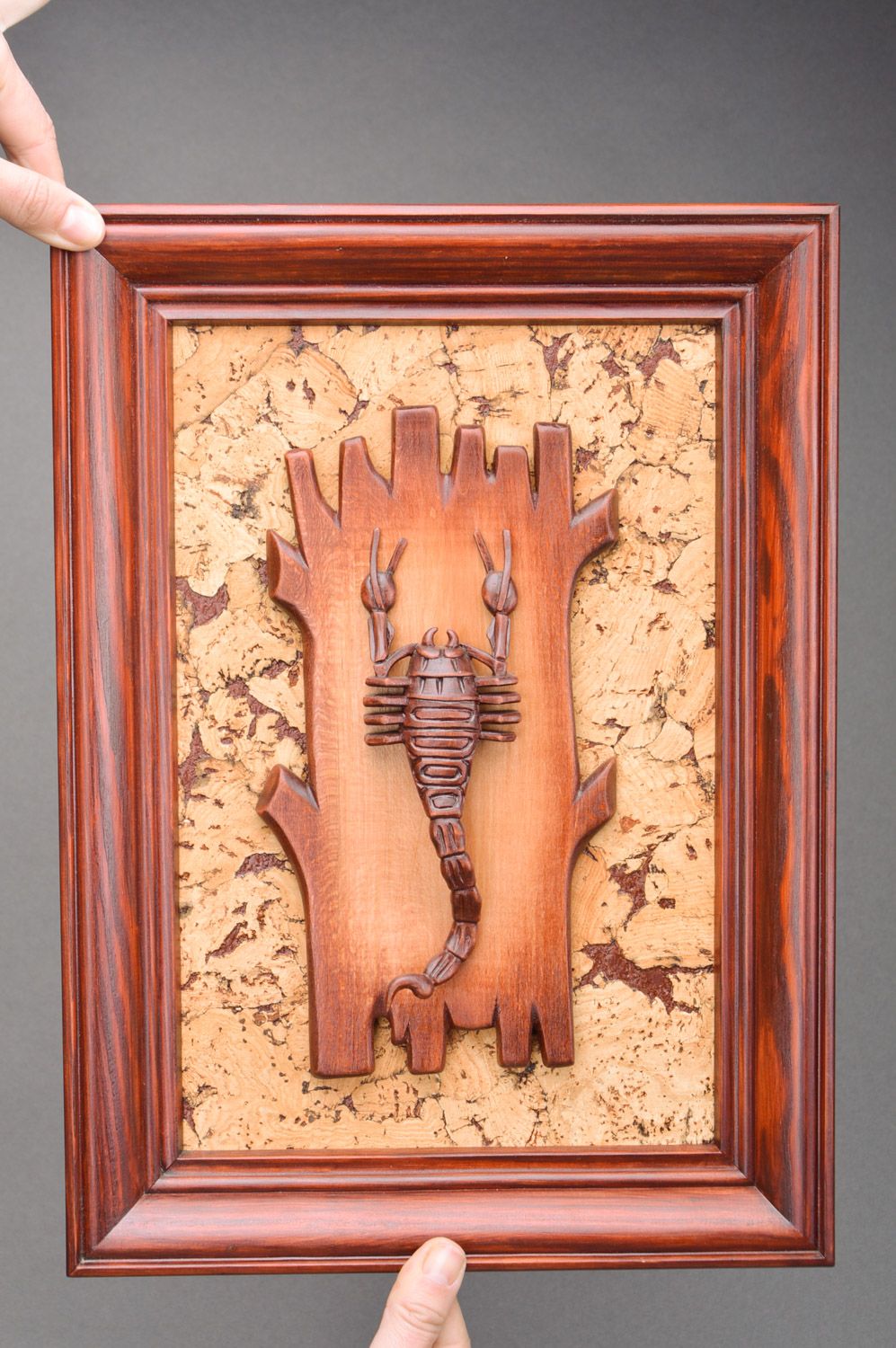 Настенная деревянная картина из липы ручной работы с объемным скорпионом в раме фото 3