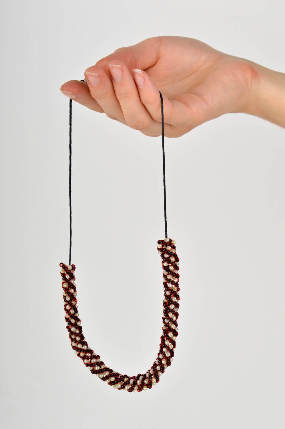 Ожерелье из бисера украшение ручной работы колье из бисера на шнурке красивое фото 5