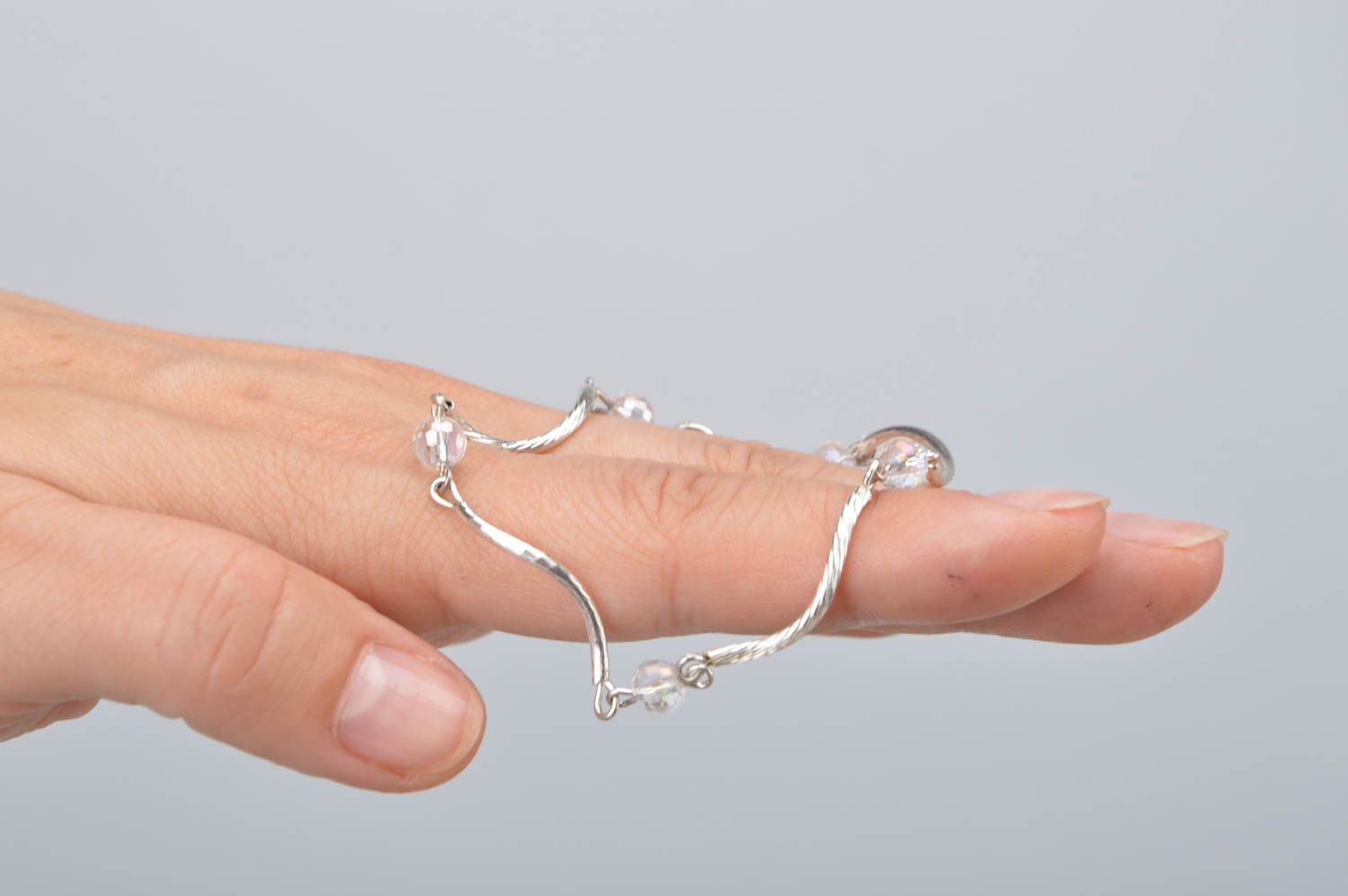 Bracelet fin avec perles de cristal fait main original beau Gouttes blanches photo 2