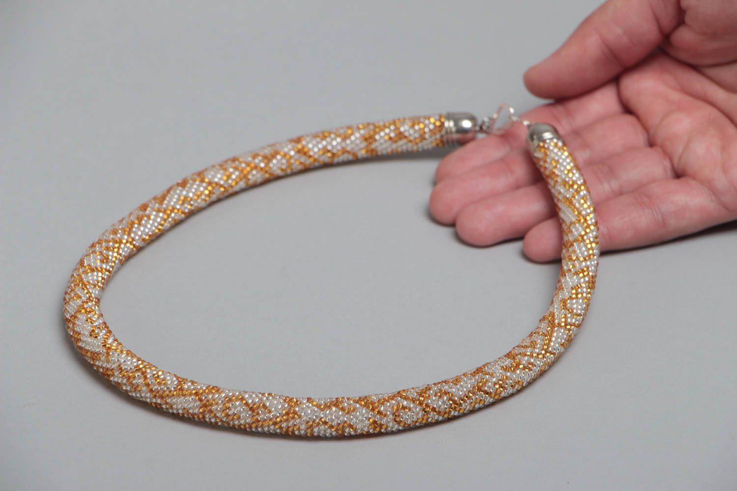 Бисерный жгут ручной работы белый с золотым узором украшение на шею красивое фото 5
