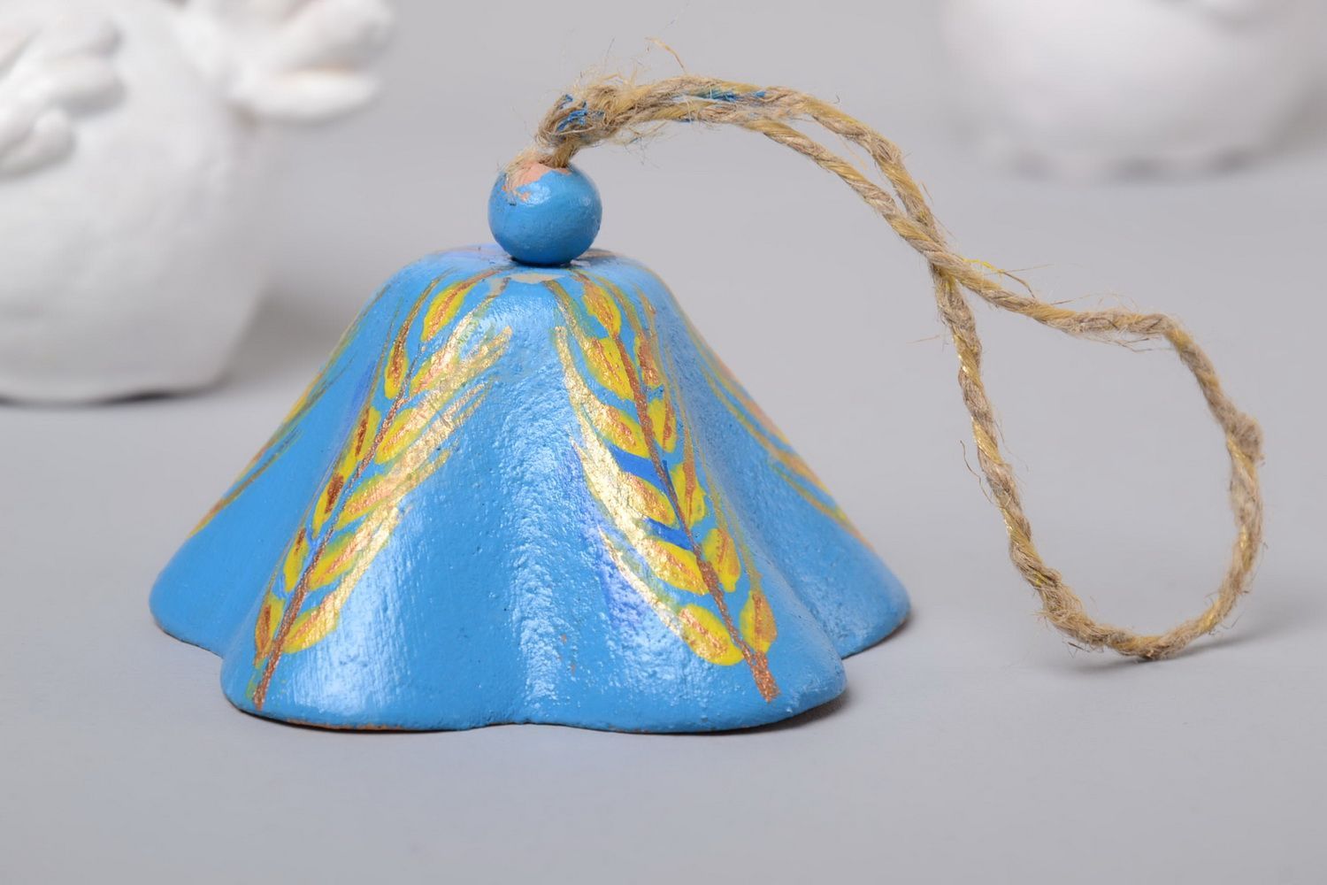 Глиняный колокольчик расписанный акрилом голубое с желтым ручной работы фото 1
