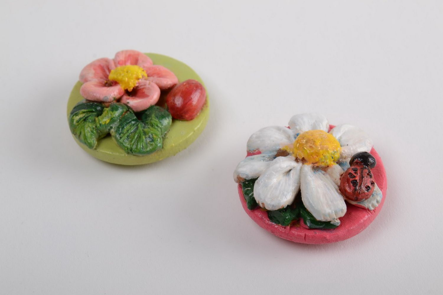 Runde bemalte schöne Kühlschrankmagnete Set 2 Stück aus Ton handmade mit Blumen foto 2