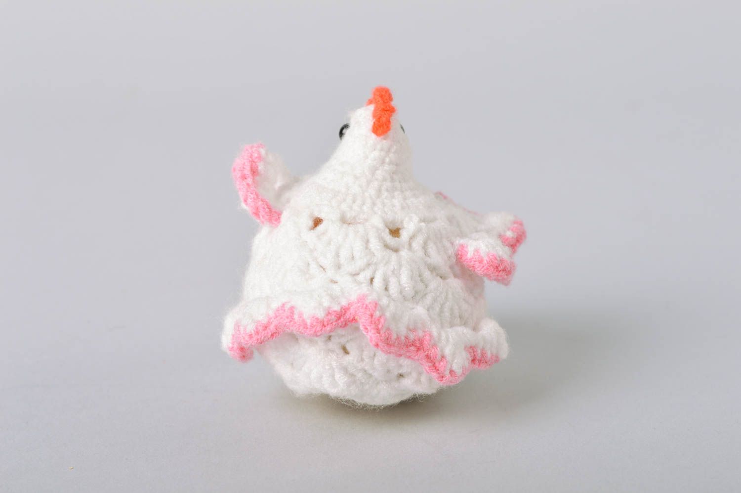 Petite poule de Pâques tricotée en coton au crochet faite main blanche  photo 4