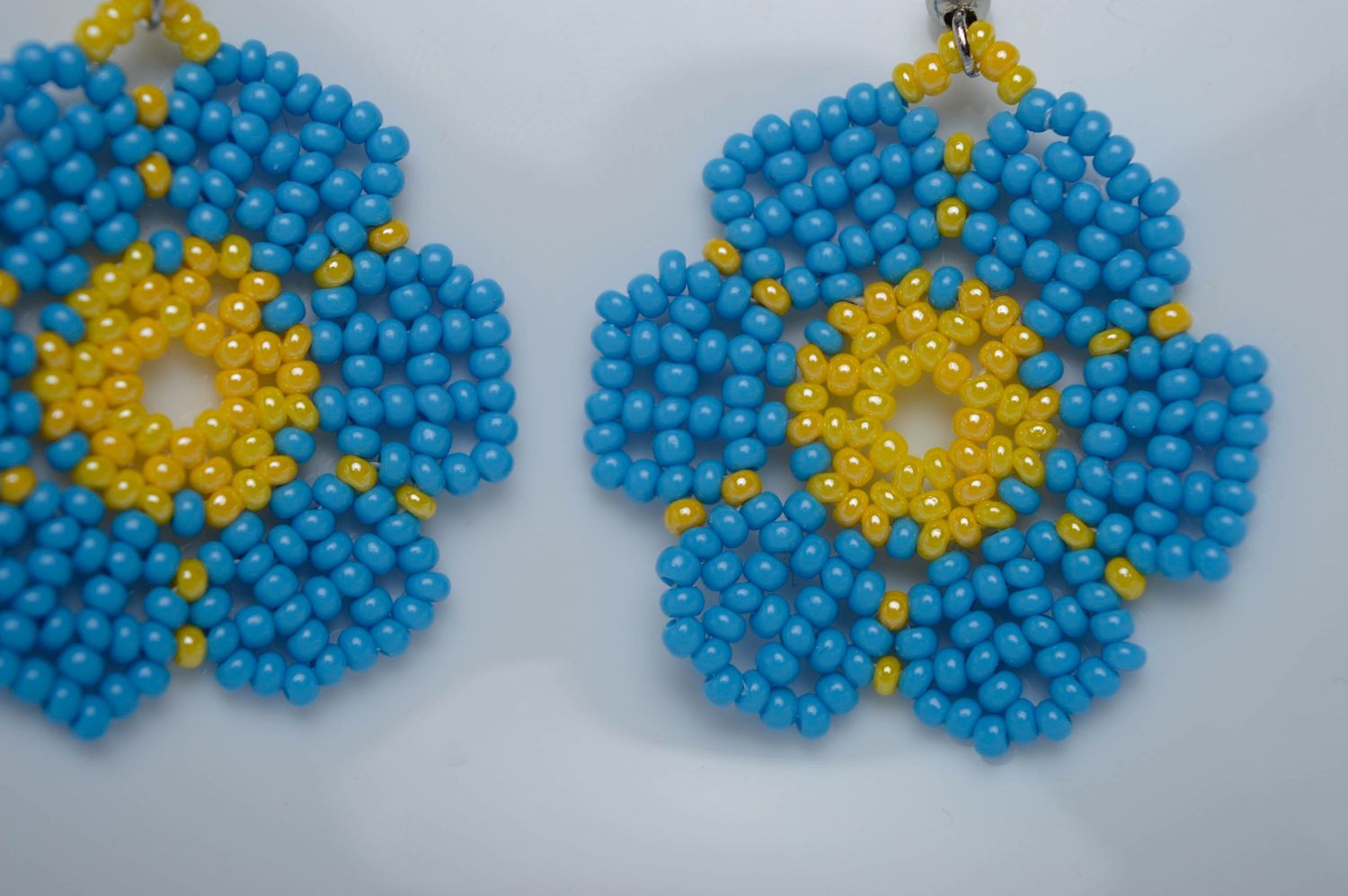 Boucles d'oreilles en perles de rocaille bleues et jaunes photo 2