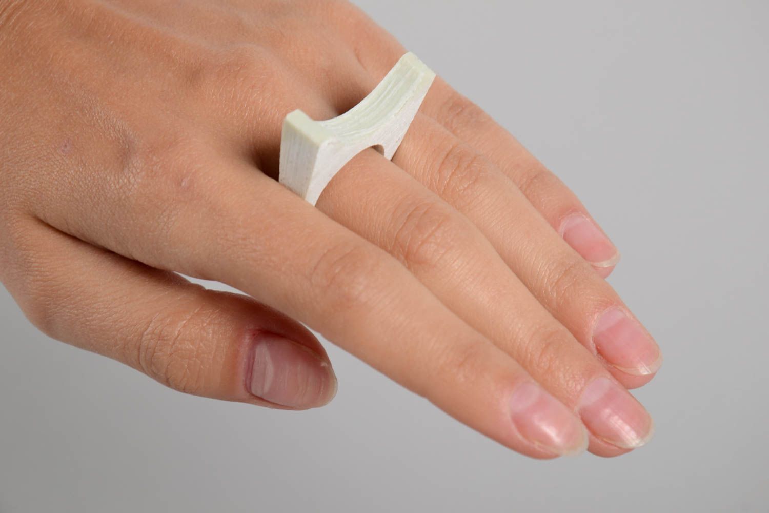 Кольцо ручной работы интересное необычное кольцо белое красивое модное кольцо фото 3