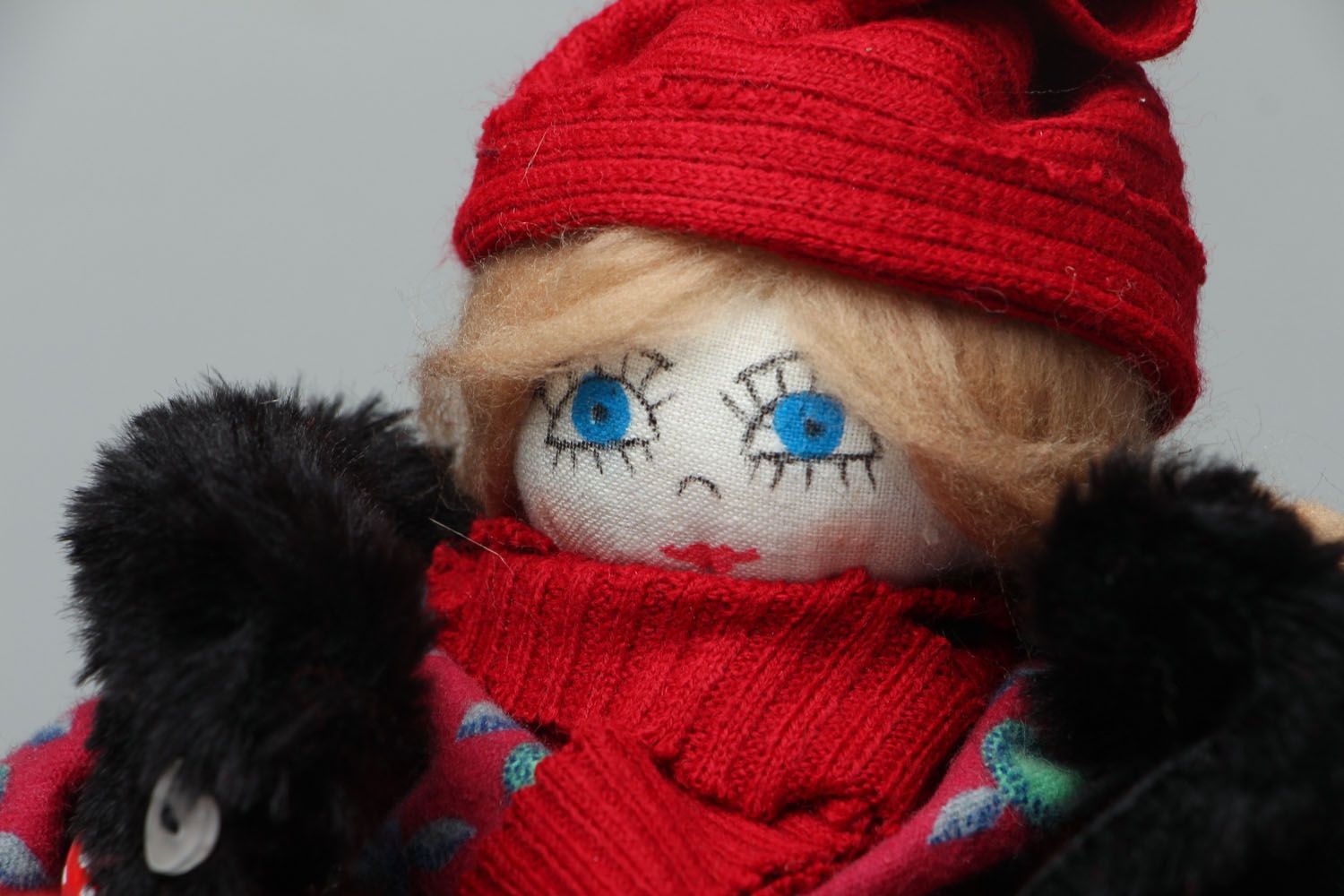 Künstlerische Puppe mit roter Mütze foto 2
