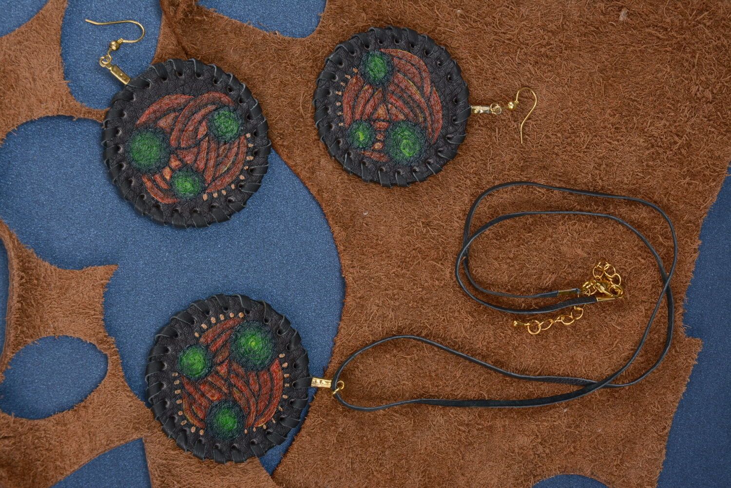 Set de bijoux en cuir boucles d'oreilles et pendentif  photo 1
