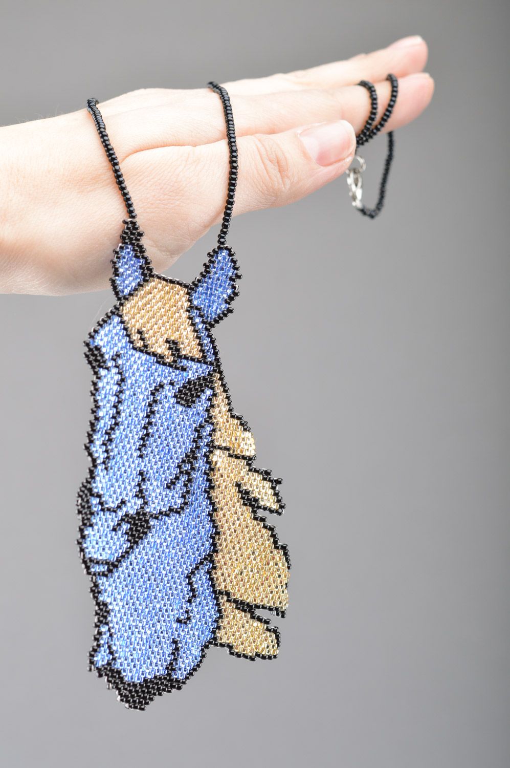 Pendentif fait main original en perles de rocailles bleu en forme de cheval photo 1