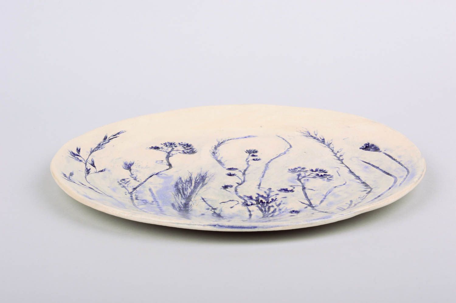 Красивая керамическая тарелка расписанная глазурью ручной работы авторская фото 2