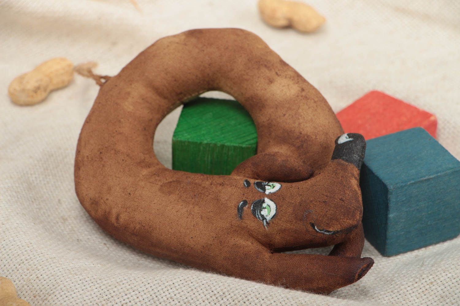 Игрушка с запахом ручной работы тканевая собачка-кренделек расписная интерьерная фото 1