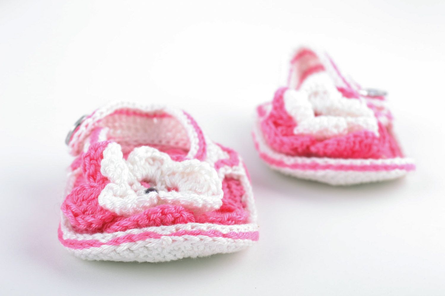 Small pink handmade knitted baby booties sandals with flower for girl photo 5