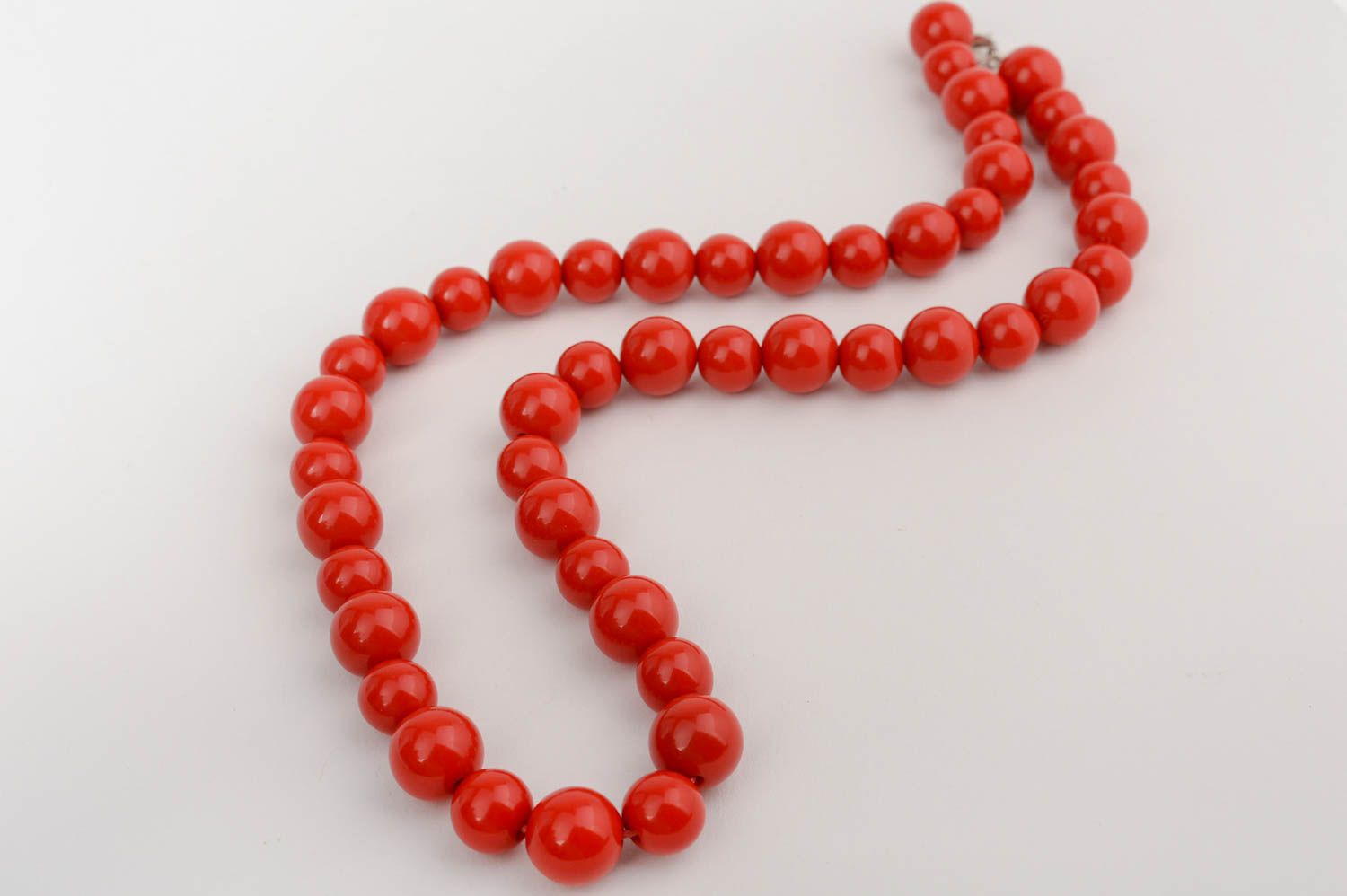 Handmade simple red necklace made of plastic beads with clasp photo 5