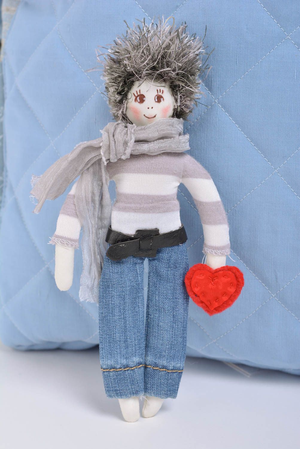 Kleine Künstler Puppe aus Stoff Junge mit Herzen in grauen Farbtönen Handarbeit foto 1