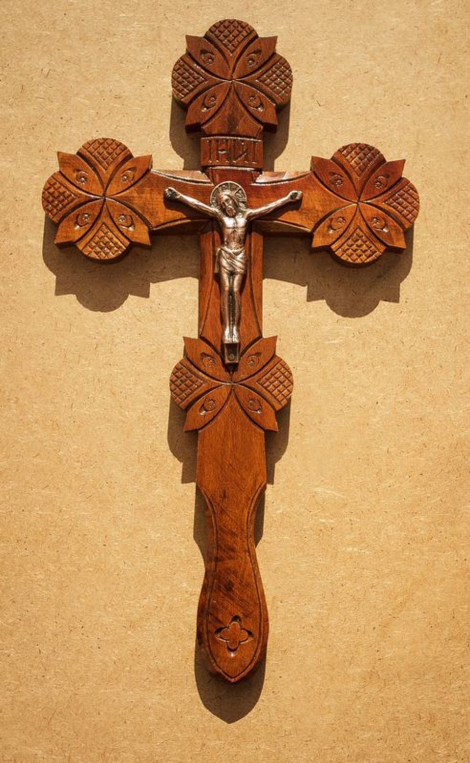 Croix orthodoxe sculptée en bois photo 2