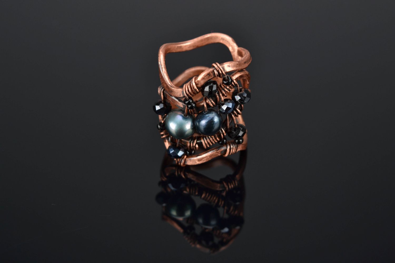 Wire wrap copper ring with artificial pearl of black color photo 1