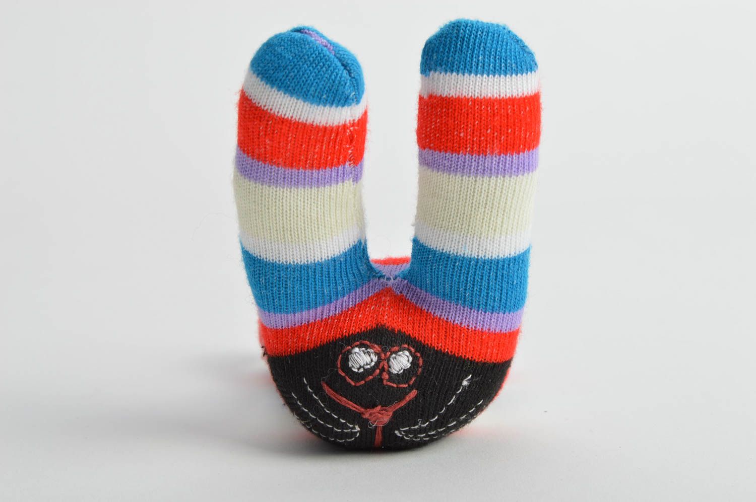 Stoff Kuscheltier Hase aus Socken handgemacht bunt gestreift originell Spielzeug foto 1
