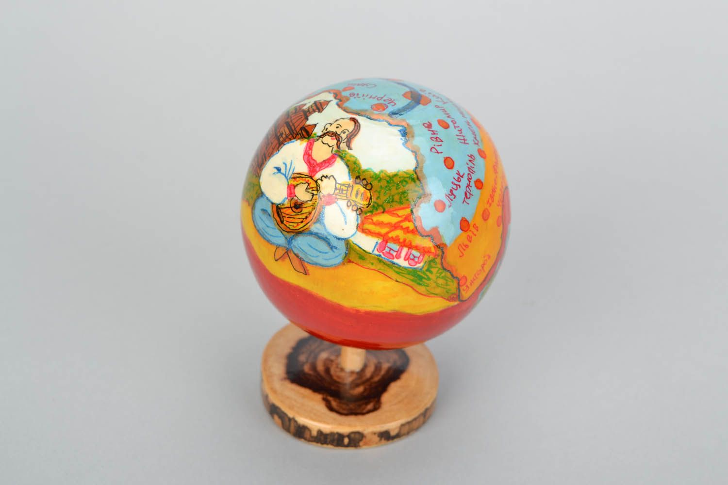 Figura de madera de globo Ucrania foto 4