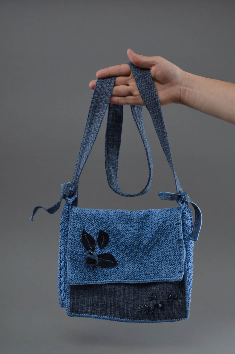 Gehäkelte Tasche aus Baumwolle mit Riemen blau künstlerische Handarbeit foto 4