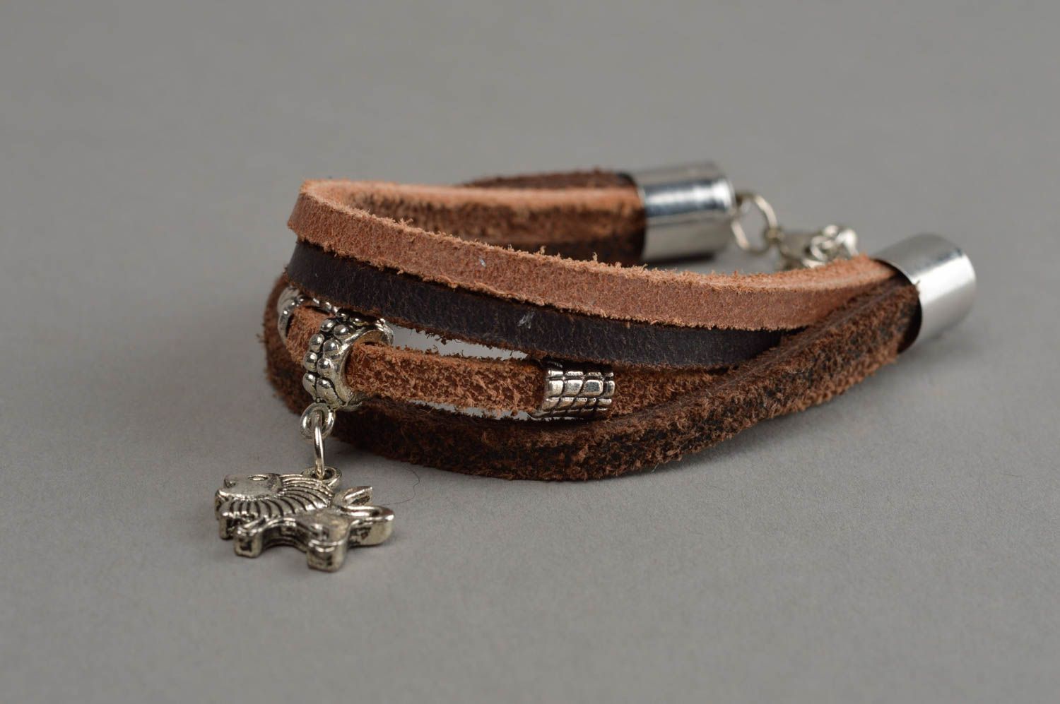 Braunes modisches mehrreihiges Armband aus Leder handmade mit Löwe Anhänger foto 7
