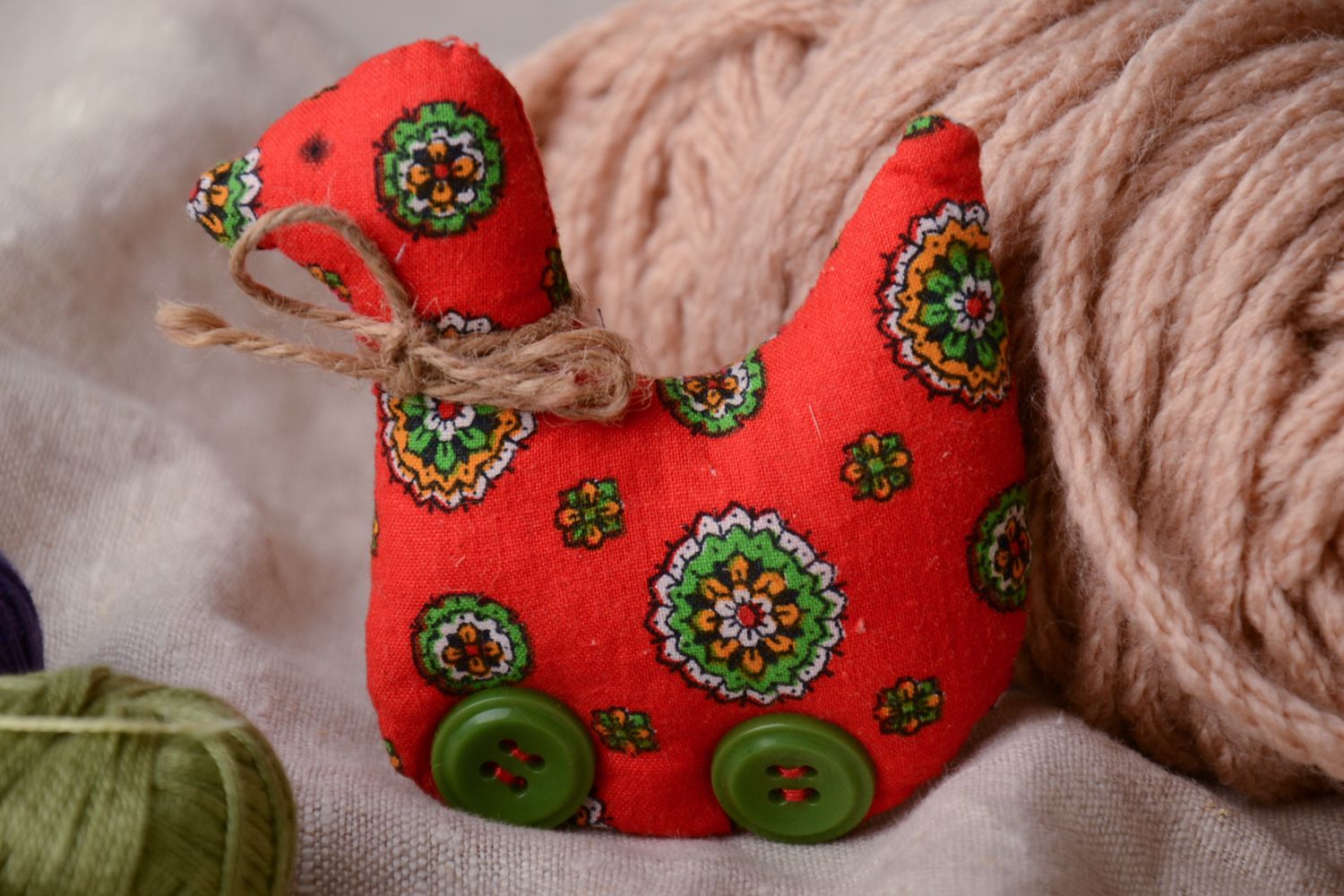 Petit jouet décoratif en tissu naturel fait main en forme d'oiseau rouge photo 1
