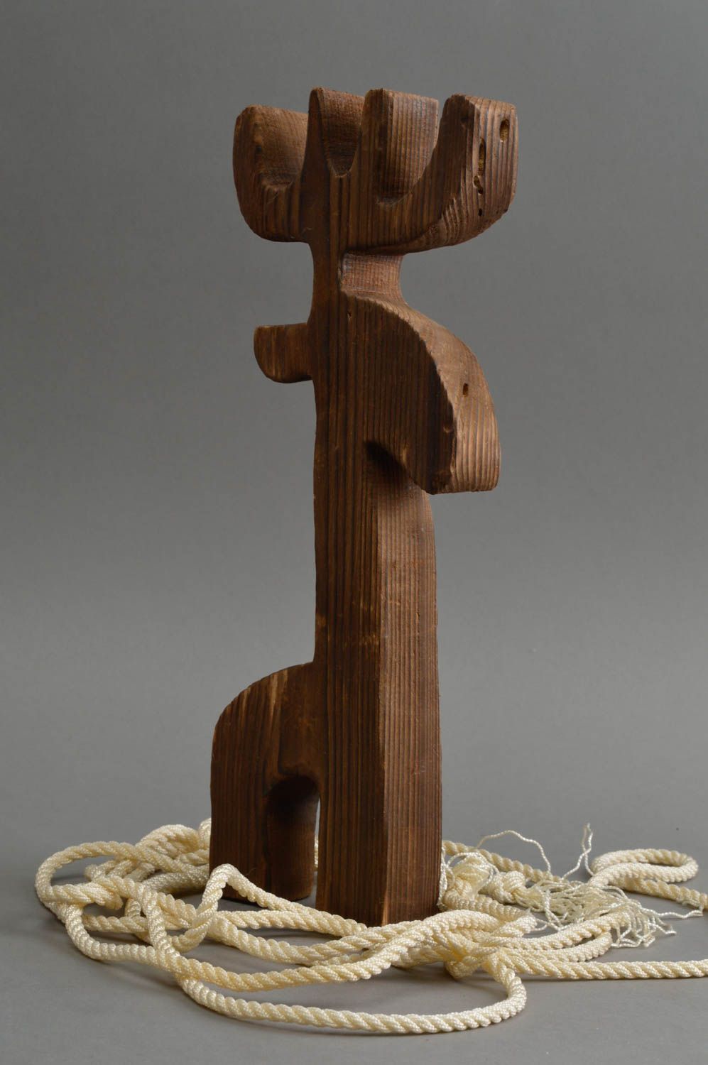 Geschnitzte handgemachte Figurine aus Holz in Form vom Elchen aus Kiefer foto 1