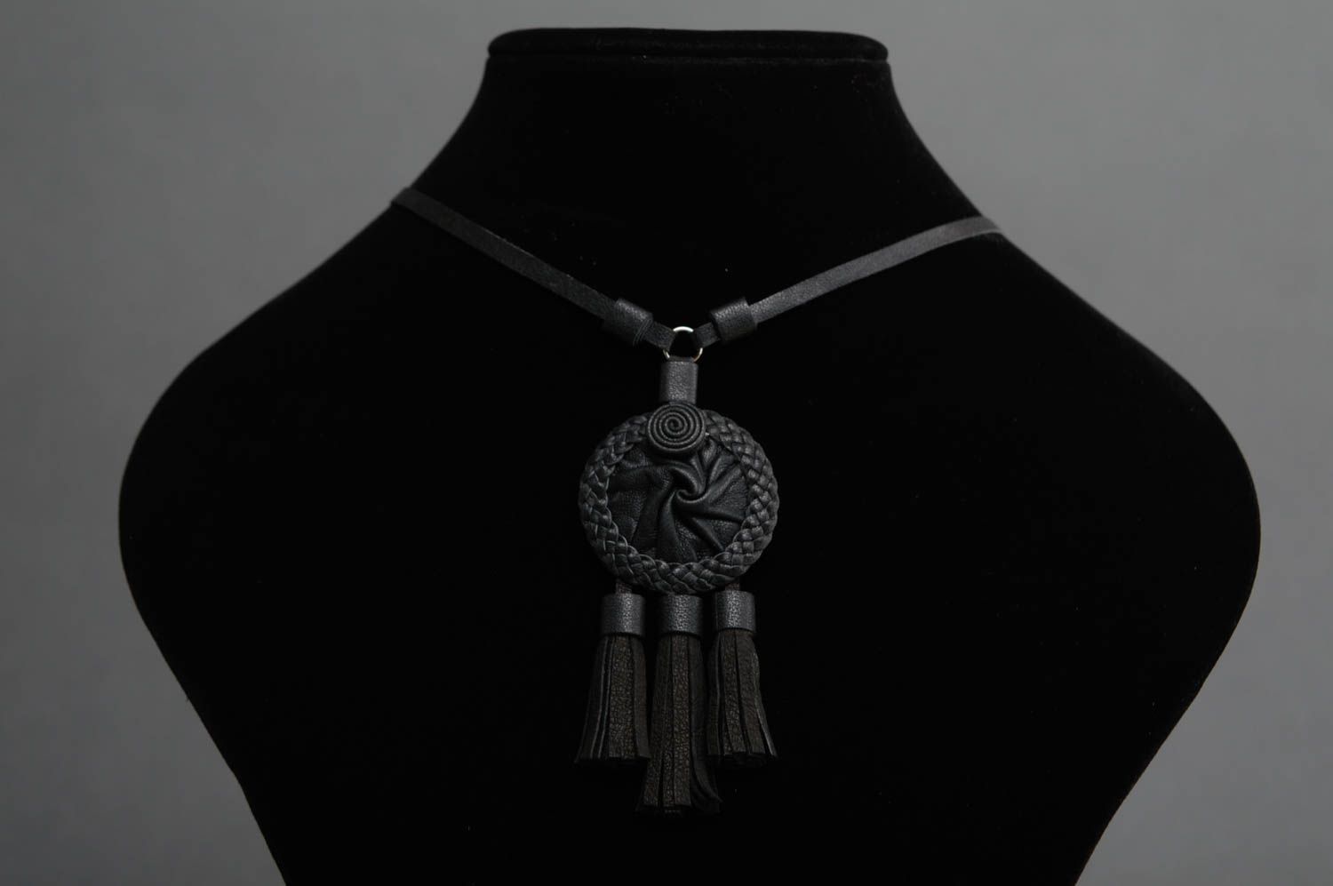Black leather neck pendant photo 2