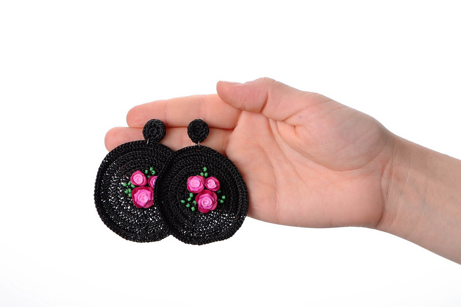 Boucles d'oreilles artisanales tricotées avec roses photo 5