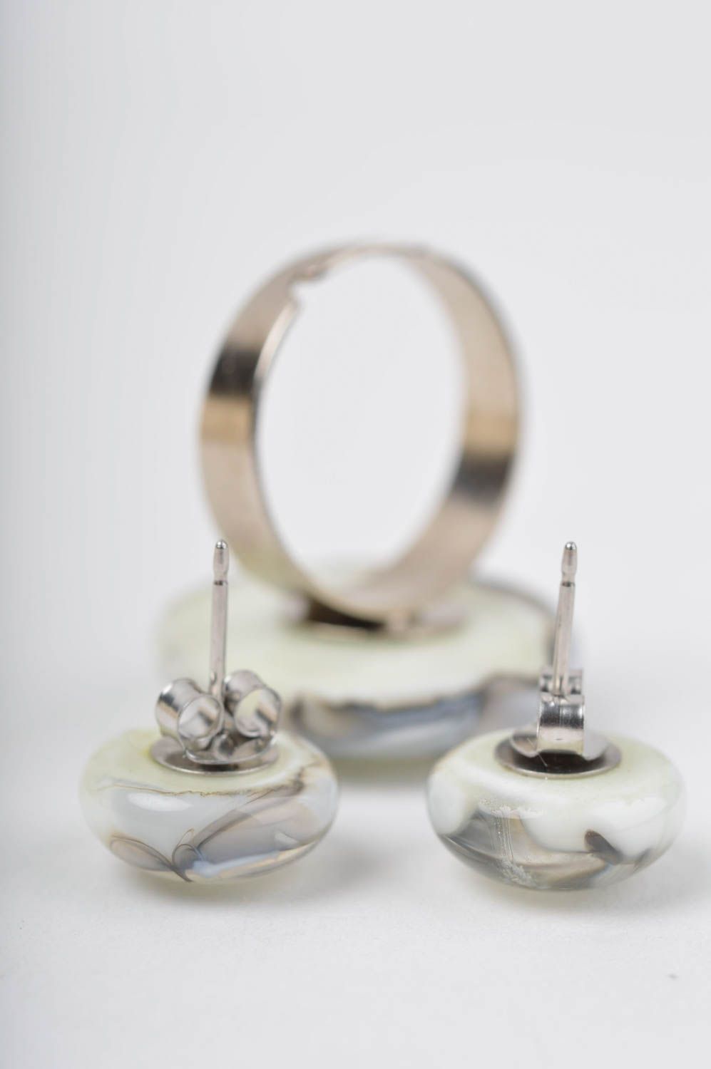 Boucles d'oreilles clous Bijoux faits main en verre et métal Bague ronde photo 2