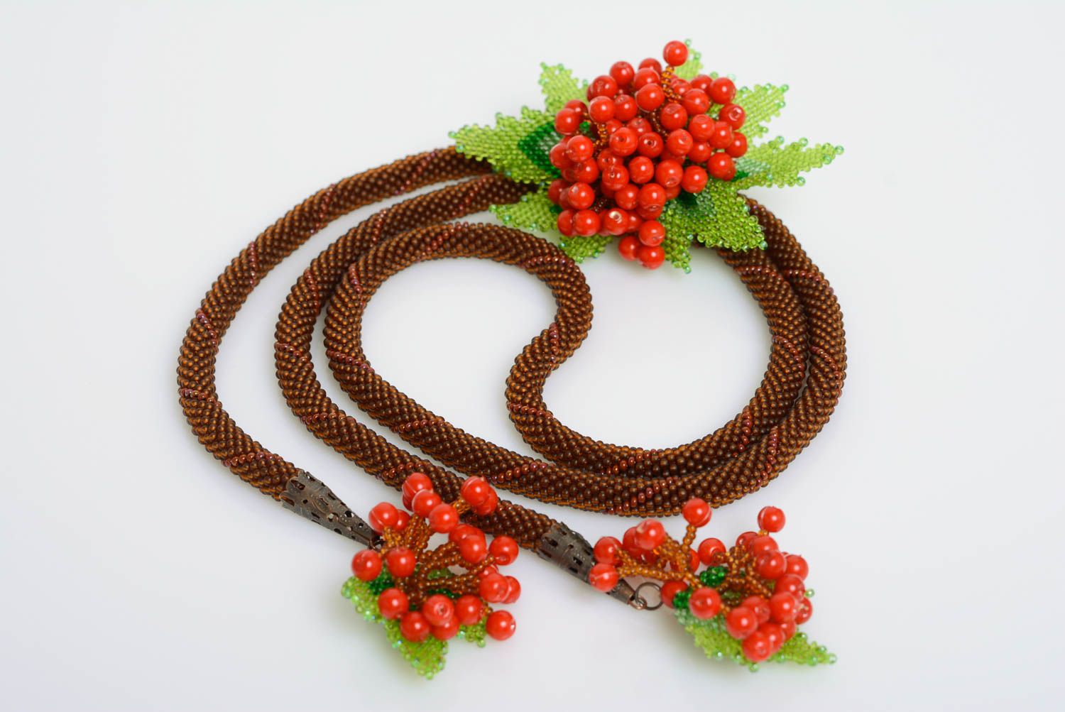 Жгут из бисера коричневый с красными ягодами красивый стильный ручная работа фото 1
