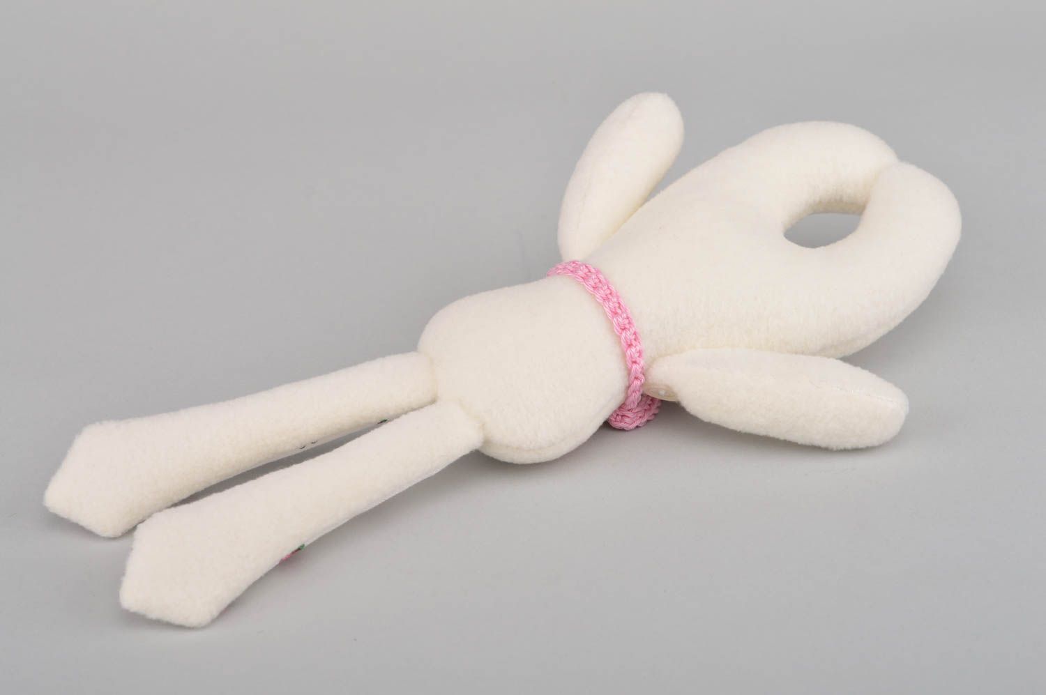 Небольшой игрушечный заяц из флиса и хлопка белый для детей ручной работы фото 4