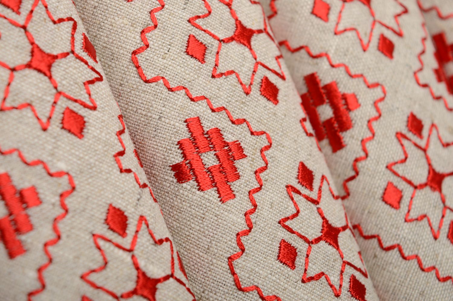 Satin stitch embroidered linen napkin photo 5