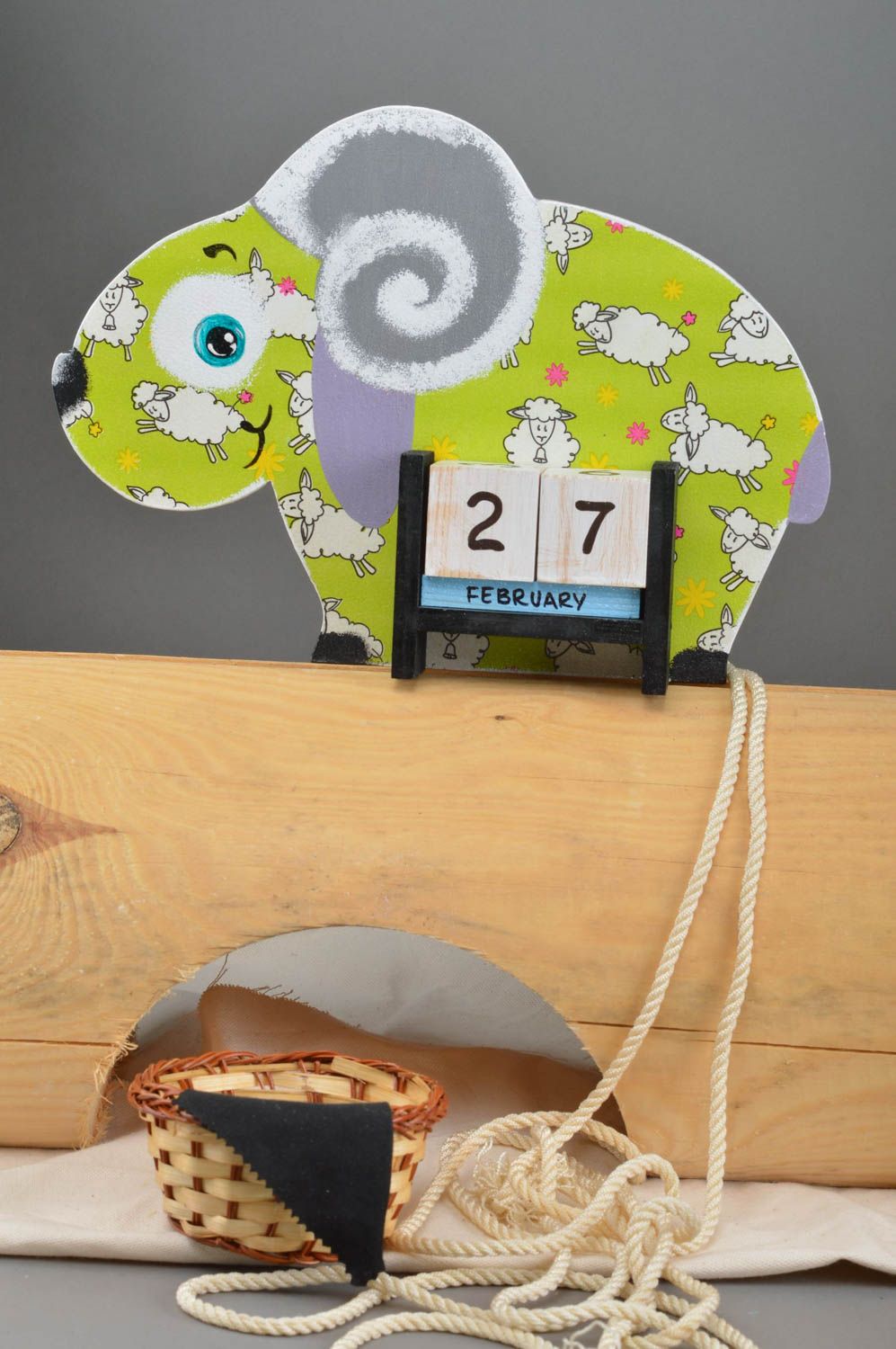 Детский календарь в виде барашка из фанеры декупаж в зеленый ручной работы фото 1