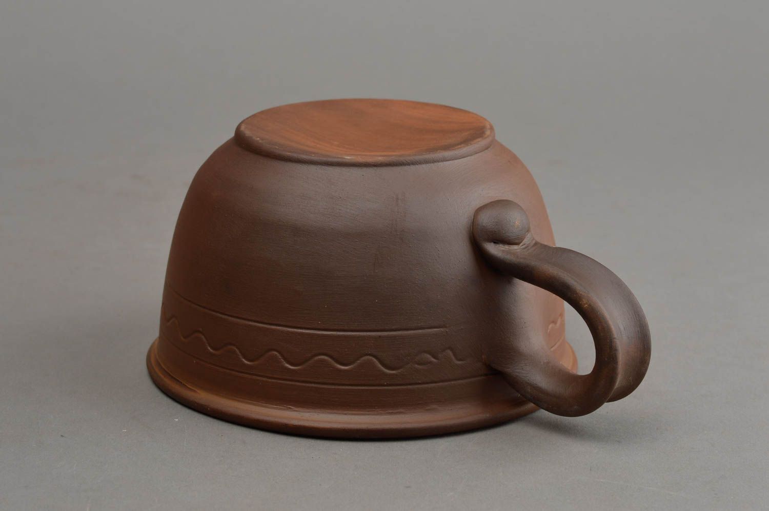 Широкая глиняная чашка ручной работы в технике гончарства красивая коричневая фото 4