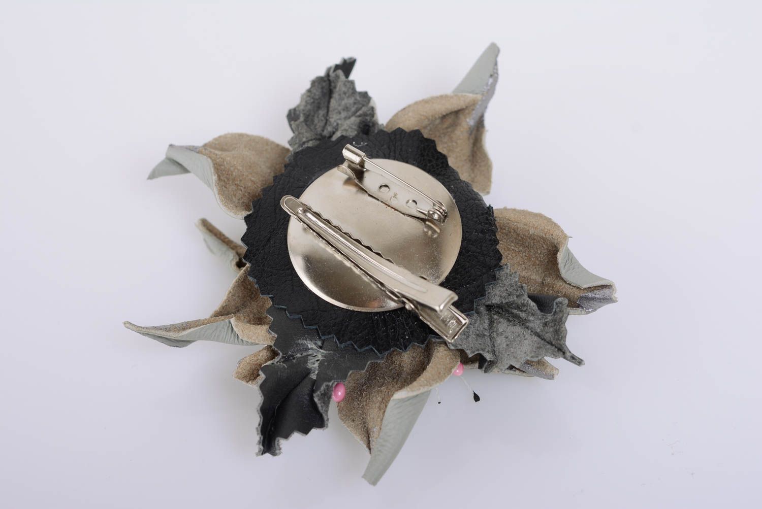 Stilvolle graue Brosche aus Leder in Form einer Blume zart handmade für Frauen foto 4