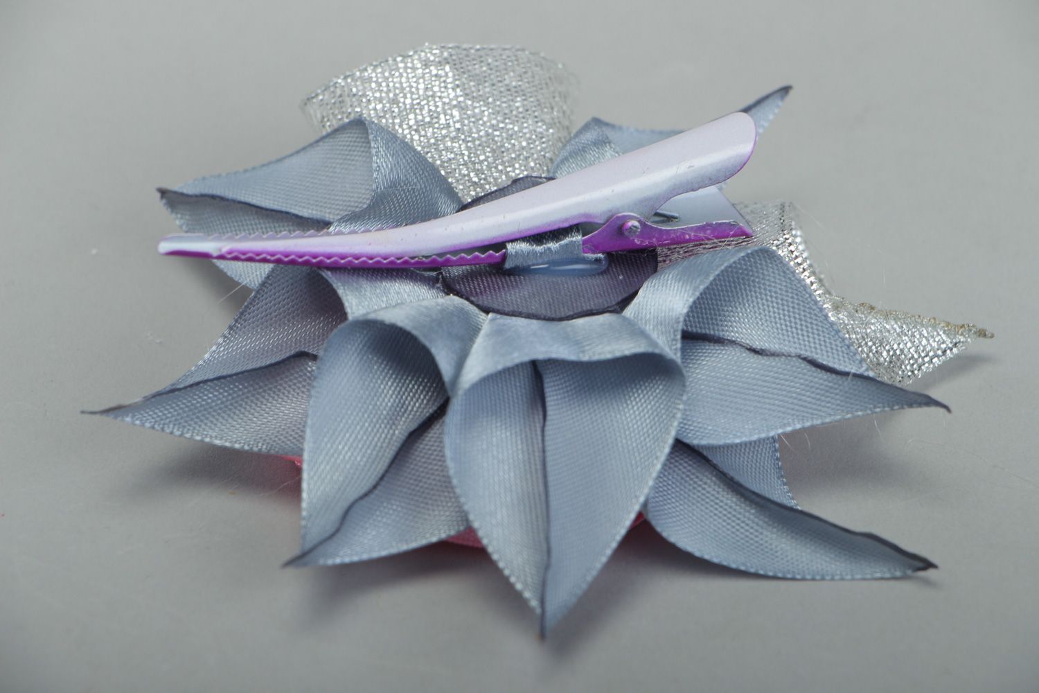 Металлическая заколка для волос с цветком из атласных лент в технике канзаши фото 3