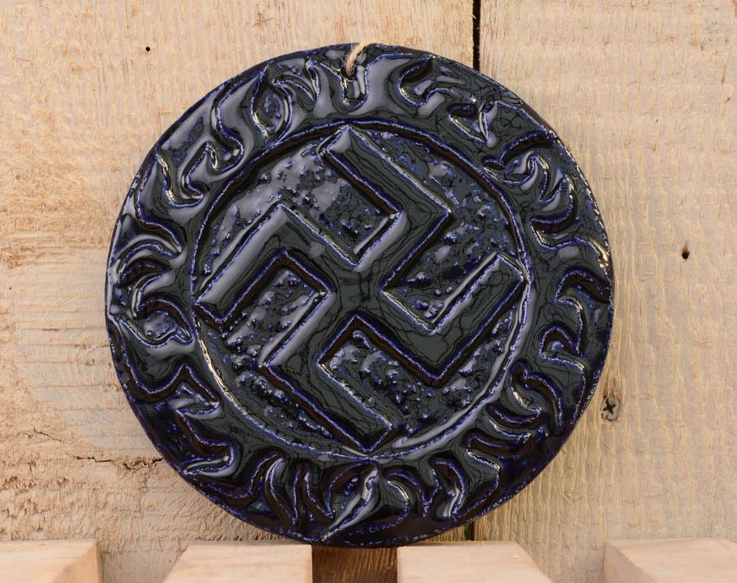 Pingente talismã de cerâmica na forma de prato coberto com esmalte Ingle foto 1