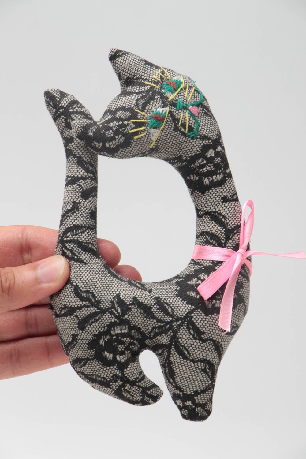 Textil Kuscheltier Katze aus Wolle schwarz weich handmade Spielzeug für Kinder foto 5