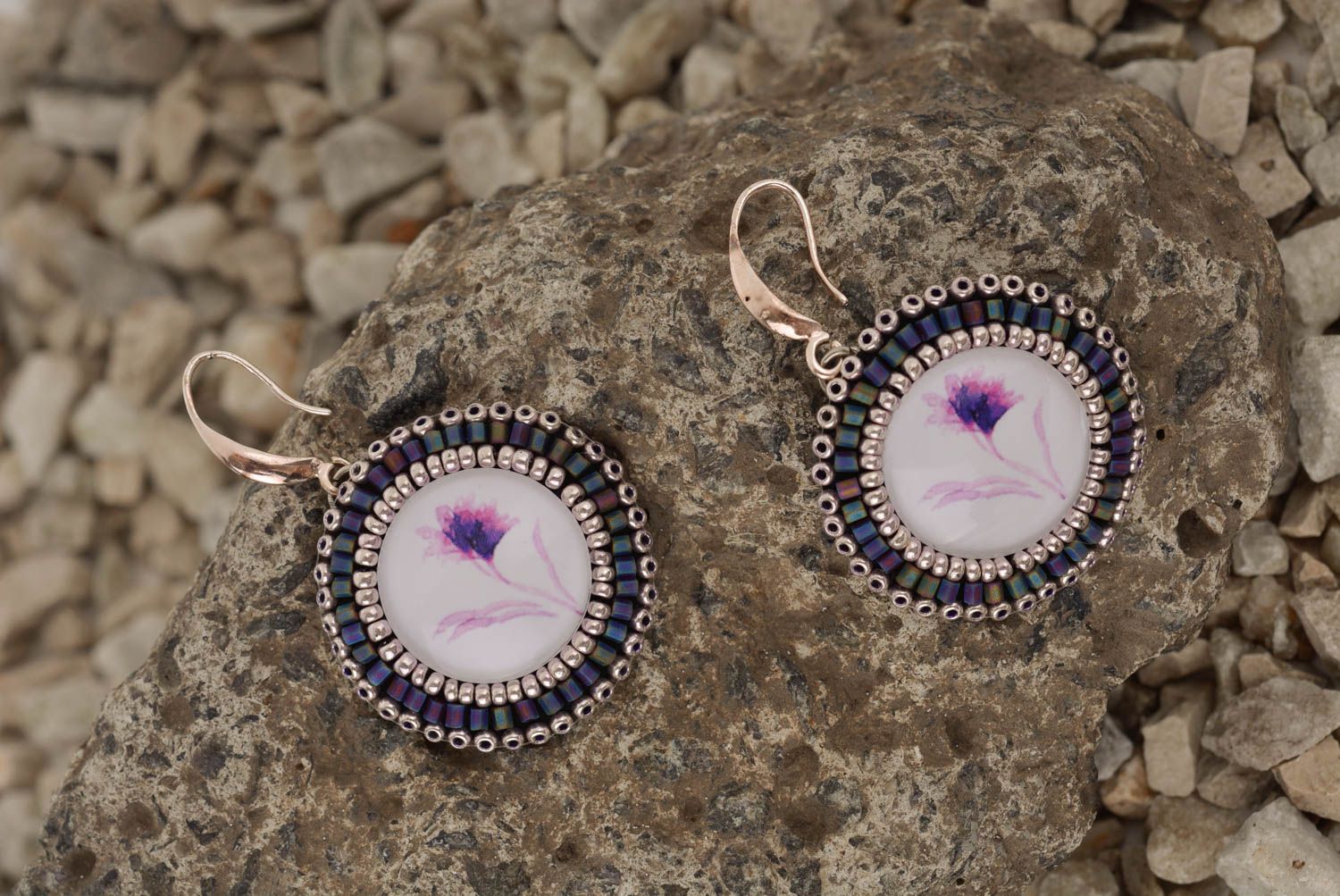 Originelle schöne violette Ohrringe aus Rocailles und Cabochons Handarbeit foto 2