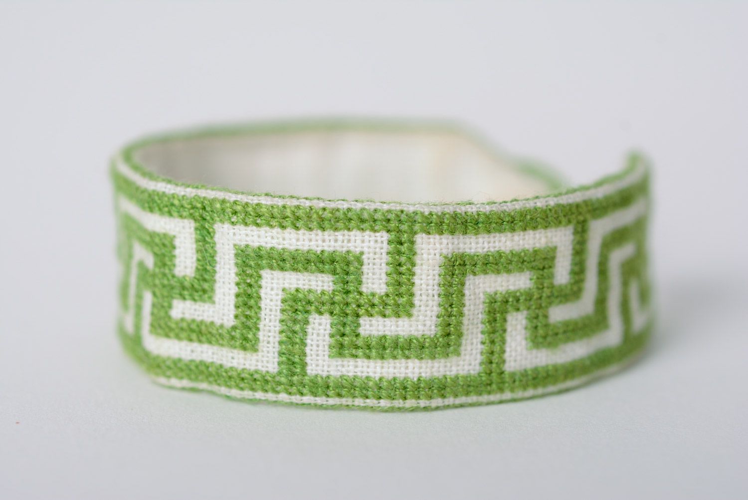 Браслет с вышивкой крестиком тканевый ручной работы белый с зеленым авторский фото 1
