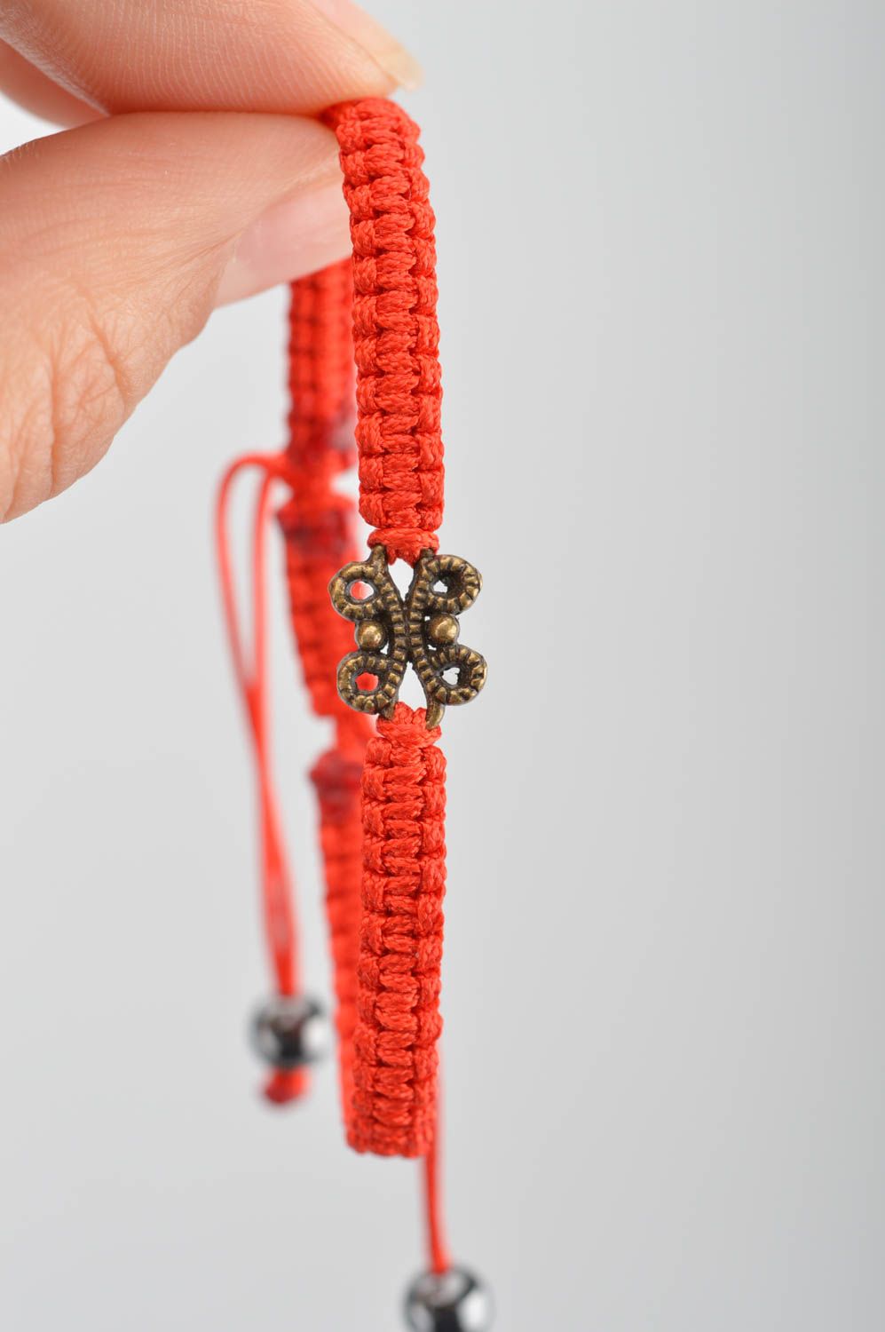 Geflochtenes dünnes rotes Armband aus Seide mit Dekoration handgemacht foto 3