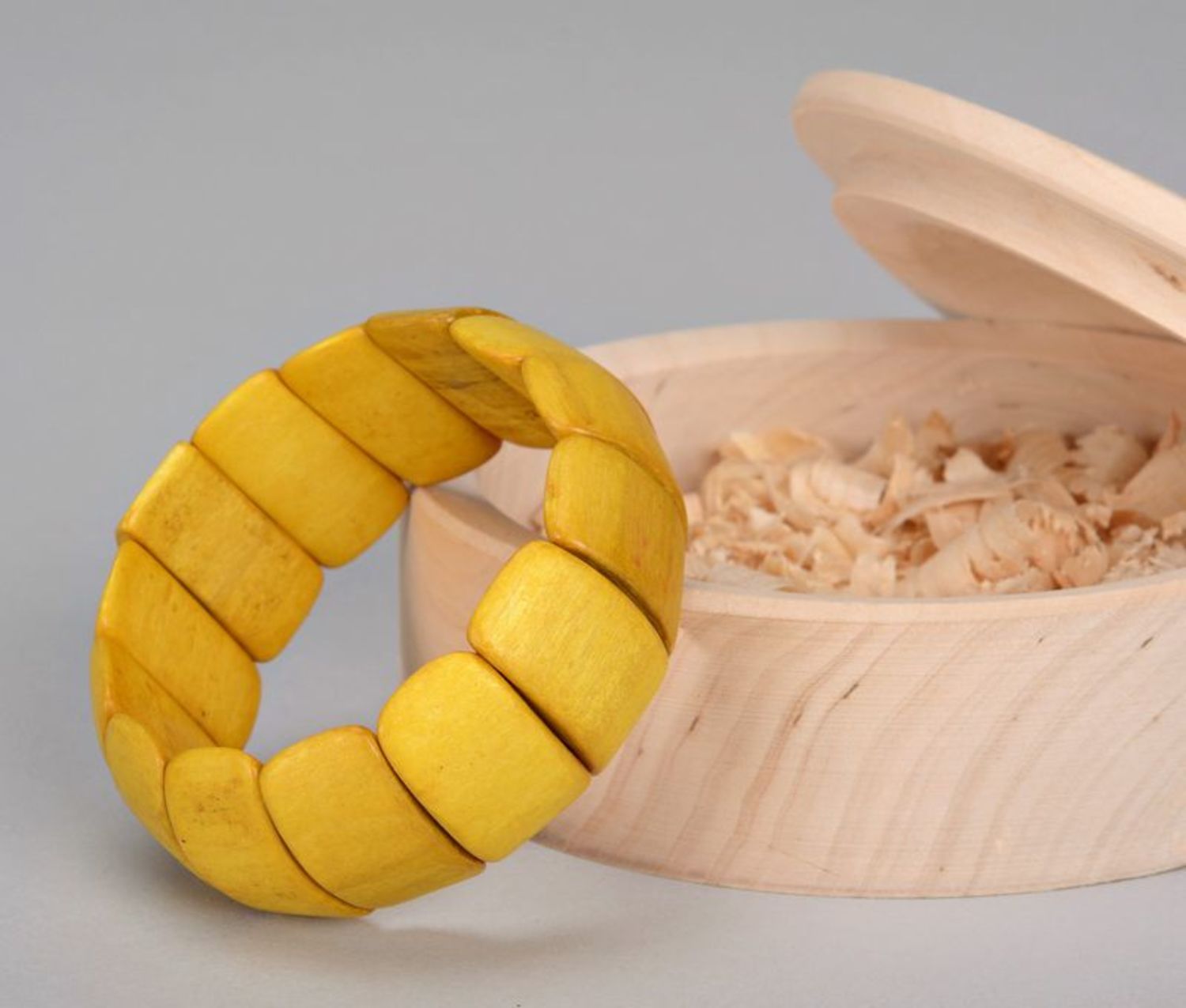 Gelbes Armband aus Holz foto 1
