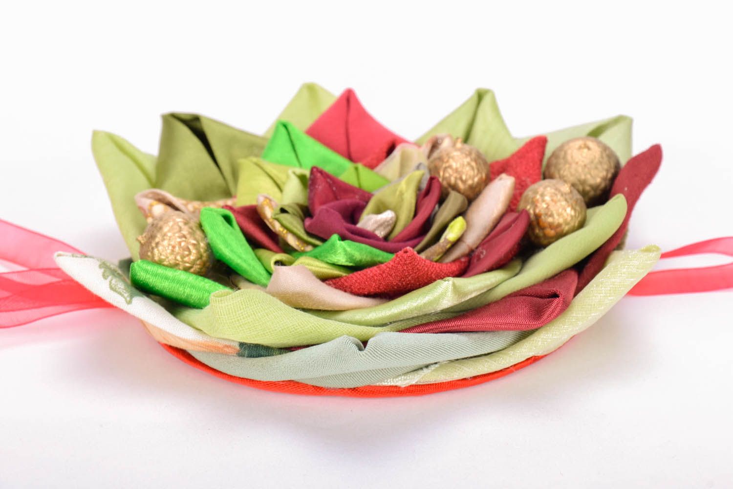 Brinquedo artesanal de Natal feito de papelão e pano decorado com nozes douradas foto 4
