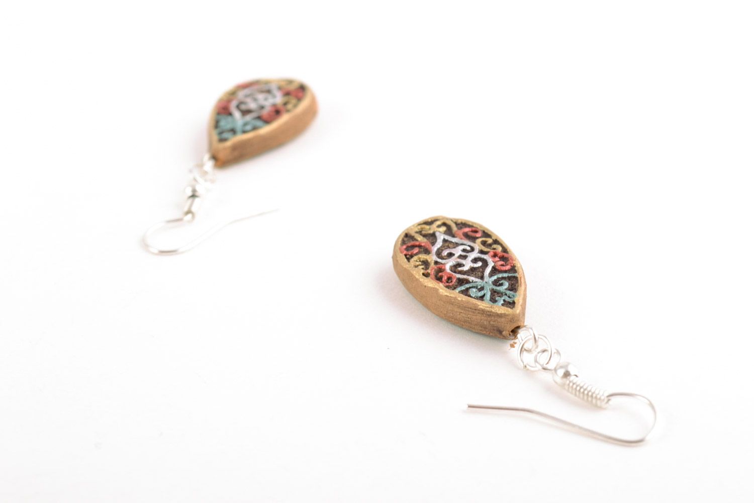 Handmade small drop-shaped ceramic dangling earrings with painted ornaments  photo 4
