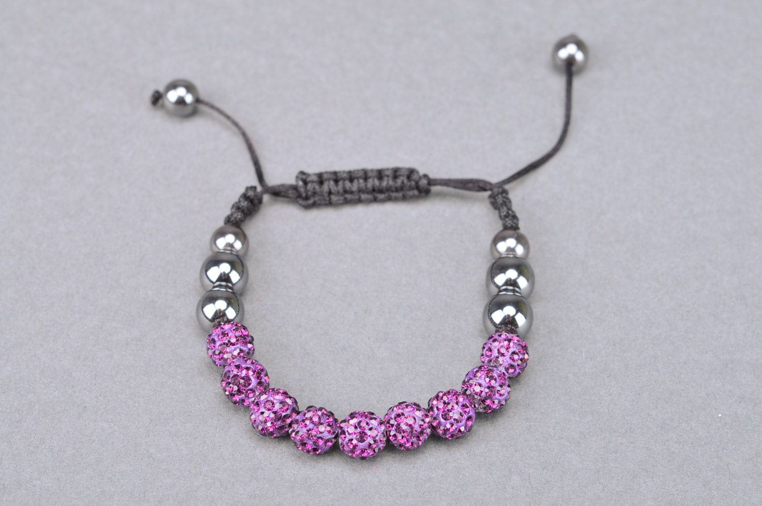 Плетеный браслет из бусин и нитки ручной работы на завязках фиолетовый с серым фото 2