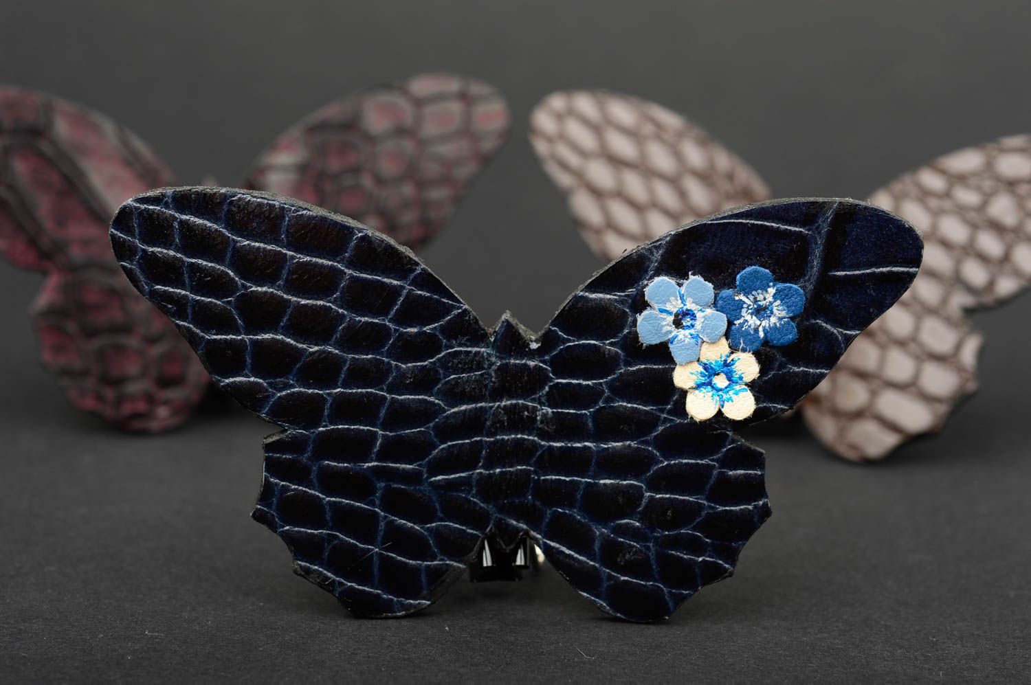 Broche noire faite main Bijou en cuir papillon design original Cadeau femme photo 1