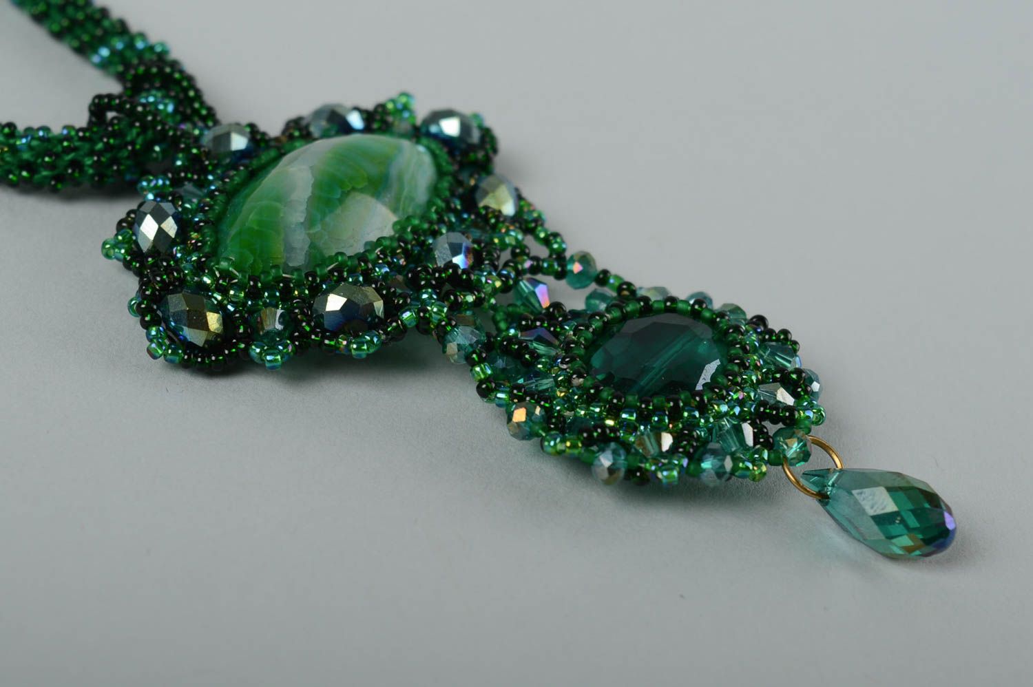 Pendentif en perles de rocaille Bijou fait main cristal vert Accessoire femme photo 3