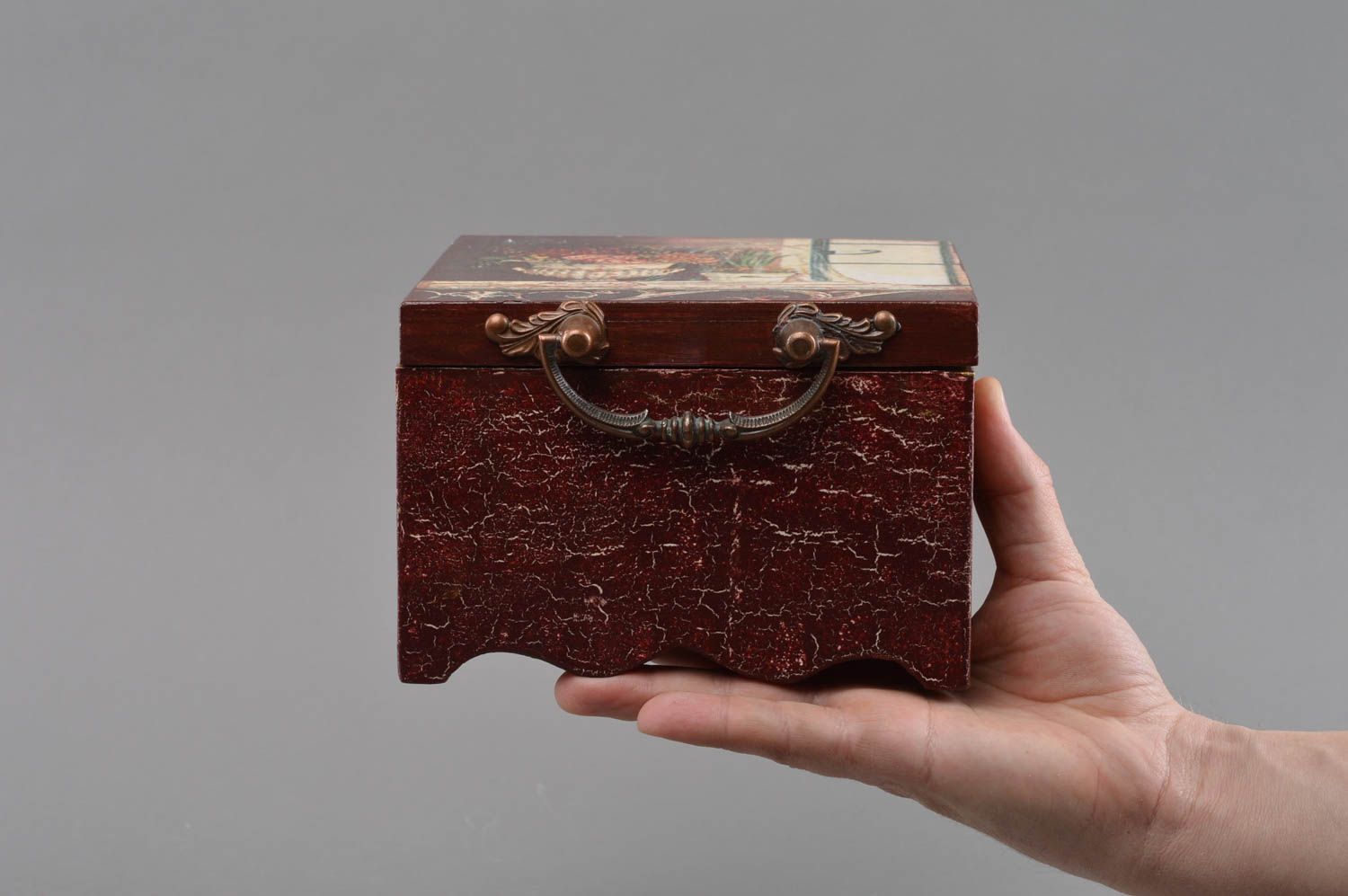 Caja de madera cuadrada hecha a mano marrón decorada con decoupage foto 4
