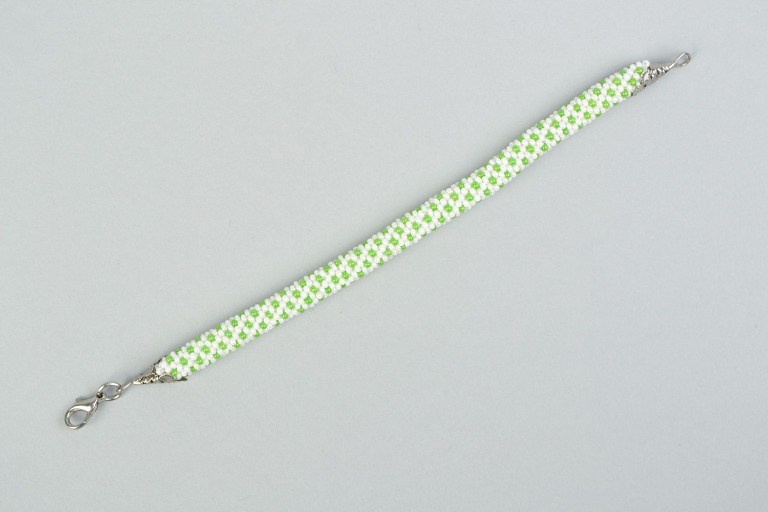 Наручный плетеный браслет из бисера ручной работы белый с зеленым для девушки фото 5